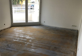 Rénovation des sols d'un appartement en lames PVC rigides (avant)